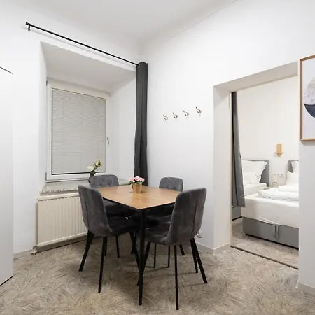 Quiet - 4 Guests - Self Check-in - Netflix - 35m2 Lägenhet *