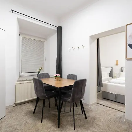 Quiet - 4 Guests - Self Check-in - Netflix - 35m2 Lägenhet *